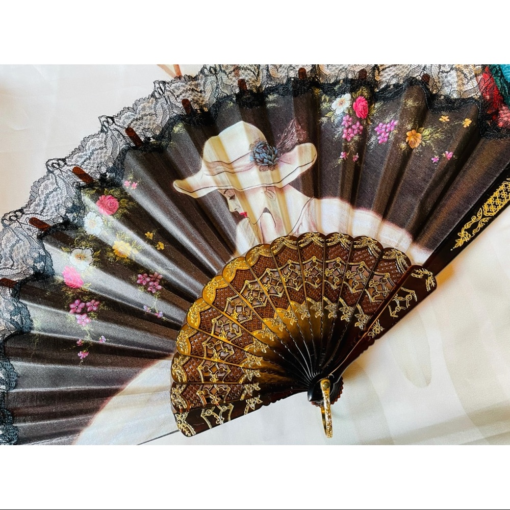🍍2/$15 Beautiful floral black and gold fan